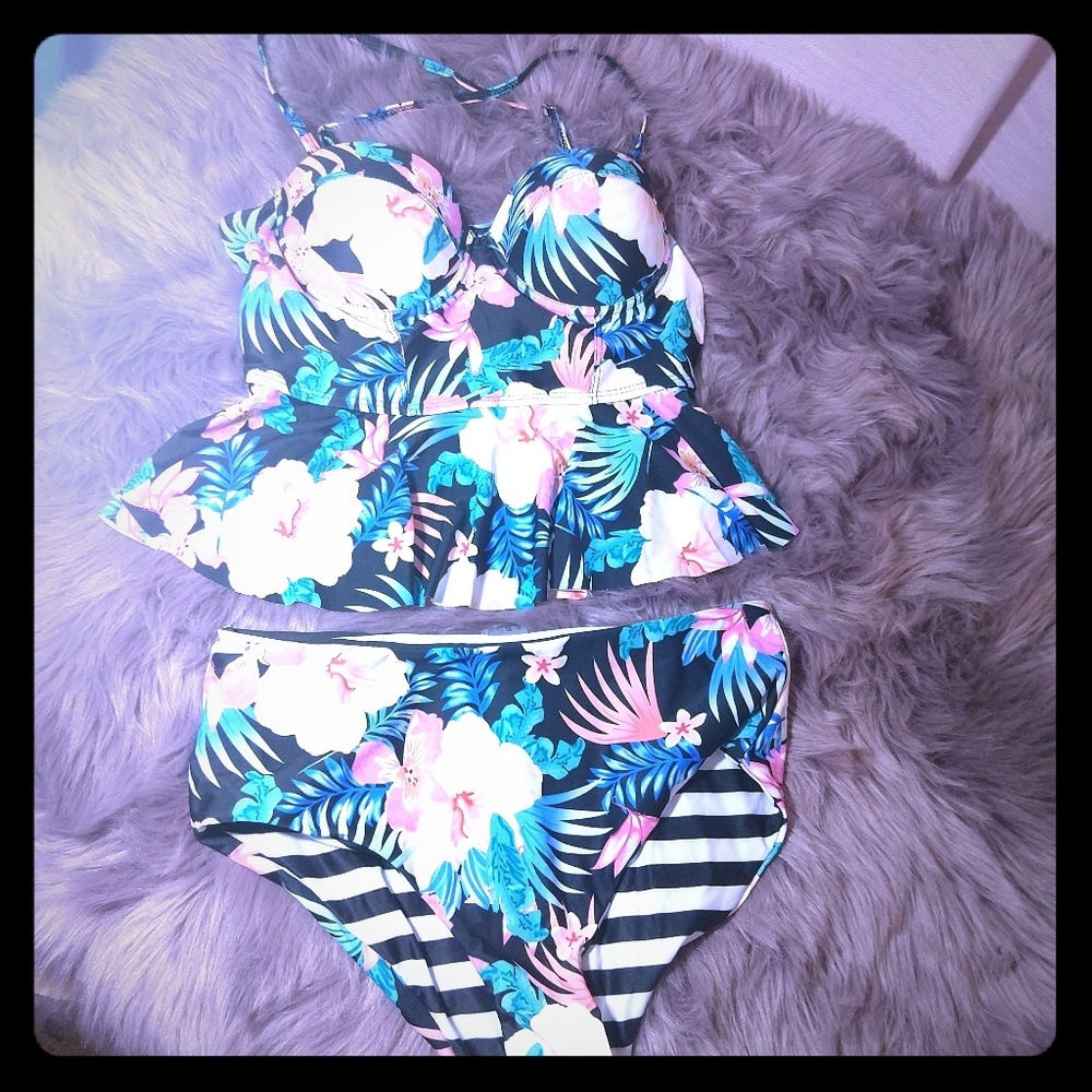 Cupshe swimsuit with reversible bottoms